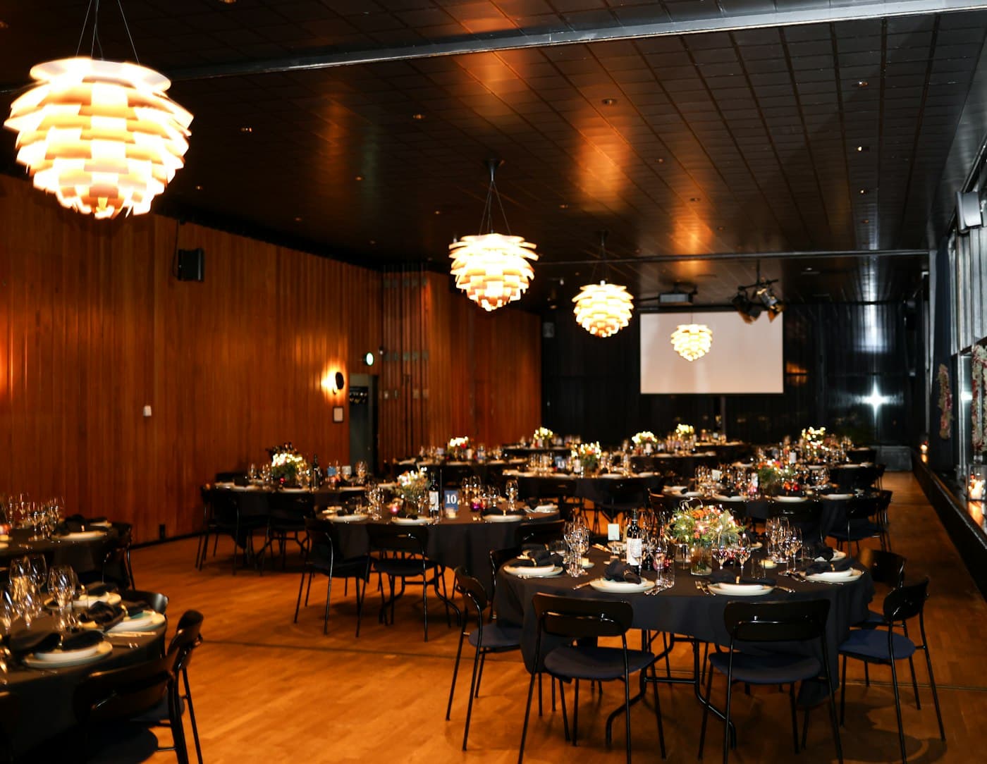 Event Verleih – festlich gedeckte Tische mit Beleuchtung